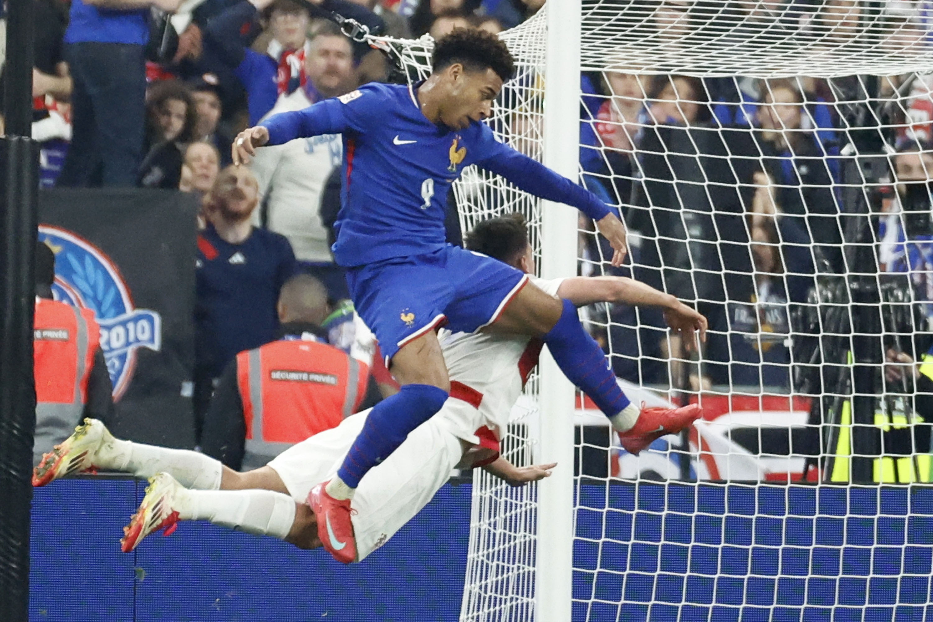 爱游戏官网-欧洲国足比拼技艺，赛场上展现风采的简单介绍