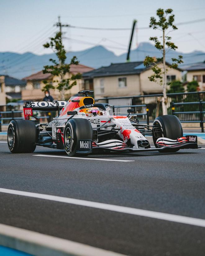 AYX体育赛事-红牛二队横扫雷诺车队，佩雷兹点燃赛场的简单介绍