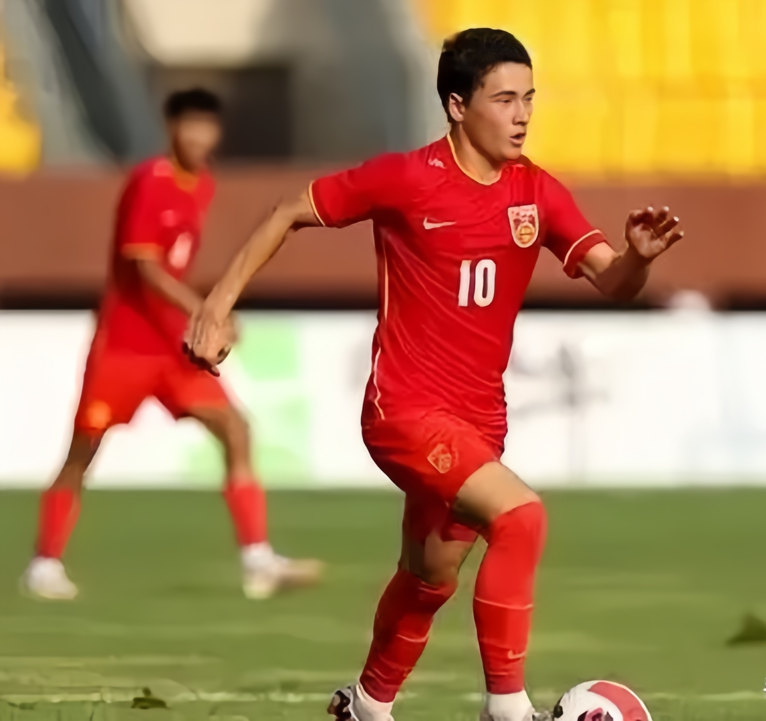 爱游戏大厅-足球明星球员争夺个人荣誉，中国选手表现抢眼