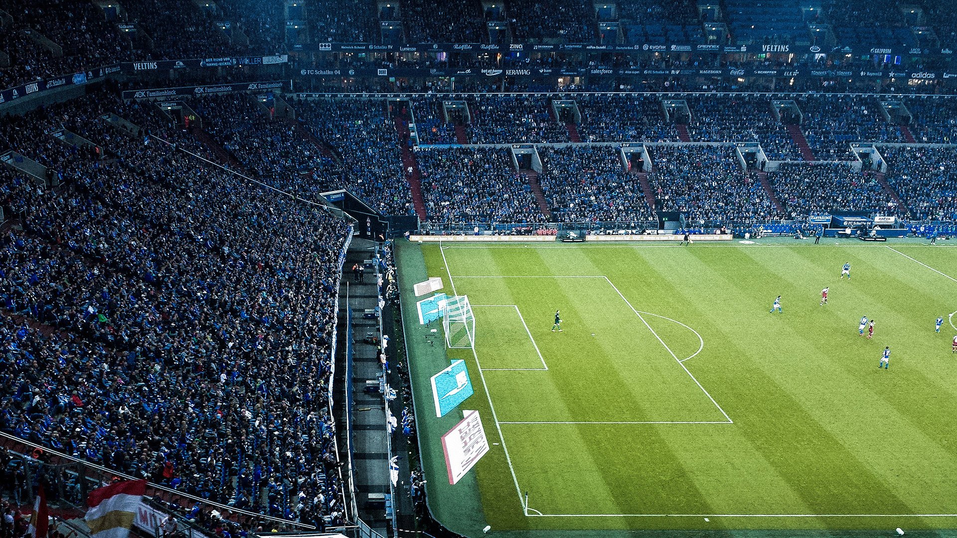 爱游戏在线-逆转的引擎，燃烧的传奇，汉密尔顿与阿斯顿马丁的赛场神话